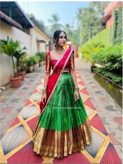 The full look of the red and green langa voni, showing its beautiful fall and vibrant colors.