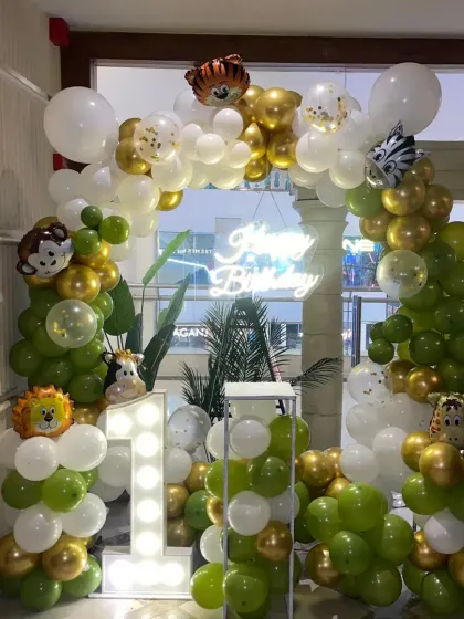 Another angle of the jungle theme, showing the full balloon arch and how the animal characters are integrated into the design to create a lively and immersive party environment.