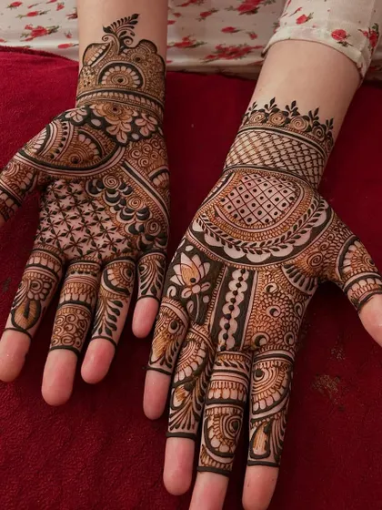 This design was created for the holy month of Sawan. It features intricate jaali (net) work on one hand and a mix of floral and paisley motifs on the other, celebrating tradition and devotion.