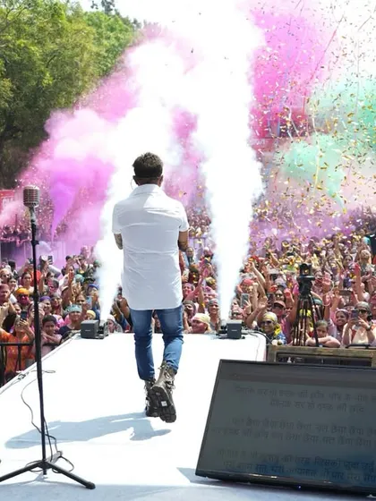 Sukhwinder Singh makes a grand entrance amidst a blast of CO2 jets and colorful powders at the GSC Ranga Rang Holi festival. We specialize in creating high-energy moments with perfectly timed special effects for live performances.