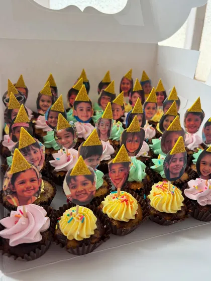 A really fun and personal idea for a kid's birthday. These are bite-sized cupcakes, each topped with an edible photo of the birthday guests wearing little party hats.