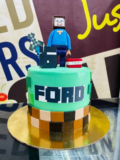 The second of a matching pair for twins, this 2.5kg Minecraft cake features another character from the popular game.