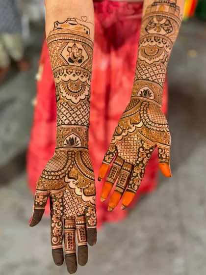 A wedding mehendi featuring a Ganesha motif, a symbol of good beginnings.