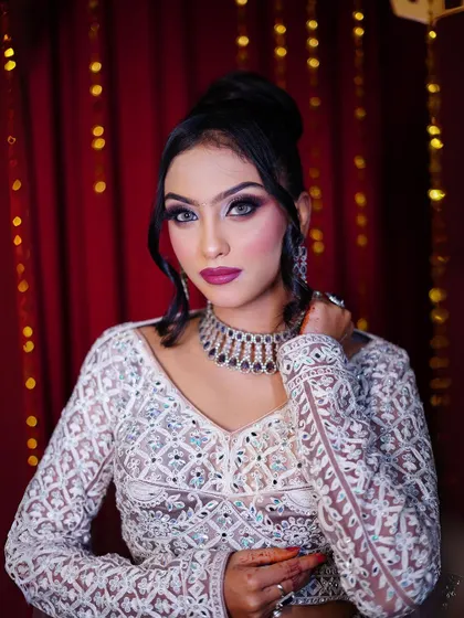 A close-up of the pastel lavender lehenga, highlighting the bold makeup and beautiful jewelry.