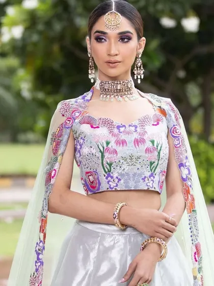 A full view of the beautiful mehendi look. My course will teach you how to create a complete aesthetic for every event.