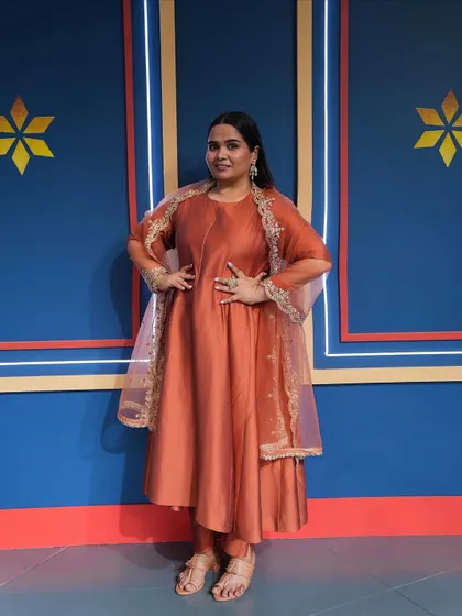 Getting the hilarious Sumukhi Suresh ready for Amazon's Great Indian Sale Live. We went for a festive, prime-time glam look that complemented her beautiful attire.