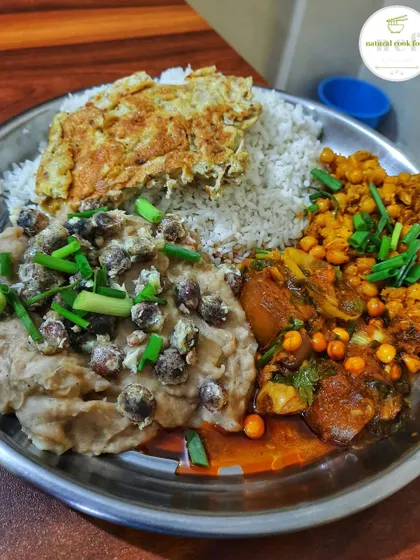 A delicious combination plate with a pork side dish, a mash of betel leaf and fox nut (paan ga thangjing eromba), spicy chickpeas (kelichana), and an omelette.