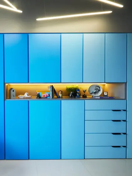 This custom wardrobe creates a dramatic focal point with its ombre blue finish. The design is contemporary and fun, with an illuminated niche in the middle to display favorite toys and trophies.