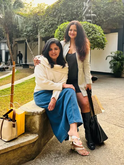 A lovely photo from our meetup. This outfit is a great example of winter layering that is both warm and stylish, combining a cozy sweater with a classic denim skirt.