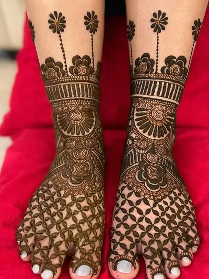 A beautiful and dense bridal foot design. The pattern covers the entire foot, with delicate floral bands extending up the ankle.