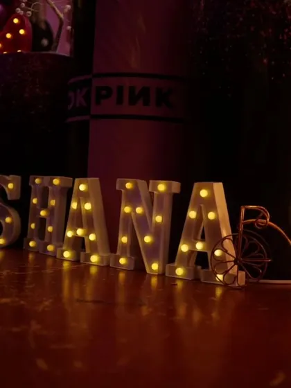 A closer look at the details of our Blackpink theme, showing the shimmering wall and the pink and black balloon columns that create a concert-like feel.