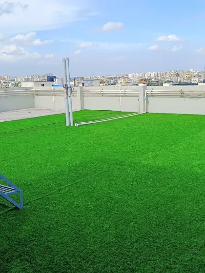 A bare city rooftop transformed into a lush green lawn. This is the power of premium artificial turf. It's a durable, weather-resistant, and beautiful solution for creating usable green space on terraces and large balconies, perfect for family gatherings or a quiet escape.