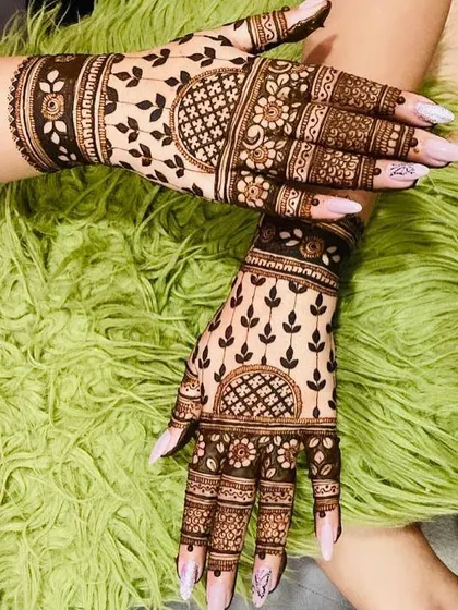A beautiful backhand design for a happy client. This piece combines a semi circular jaal pattern with leafy vines and floral bands on the wrist and fingers for a complete and elegant look.