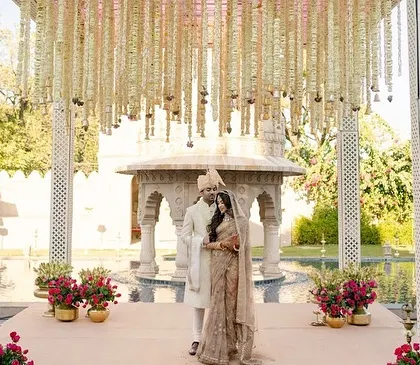 For this morning wedding at Fairmont Jaipur, the mandap was designed to be minimalist yet stunning. A ceiling of hanging floral strings created a delicate canopy, allowing the beautiful Saheliyon Ki Badi architecture to serve as the main backdrop.