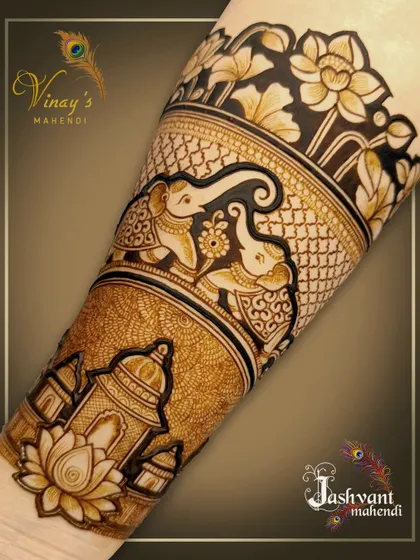 Another detail shot from the groom's sister's mehndi, this time focusing on the band of elephants and the palace-and-lotus motif.