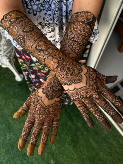 Another beautiful shot of this full-coverage floral design. The details are crisp and the composition is balanced and elegant.