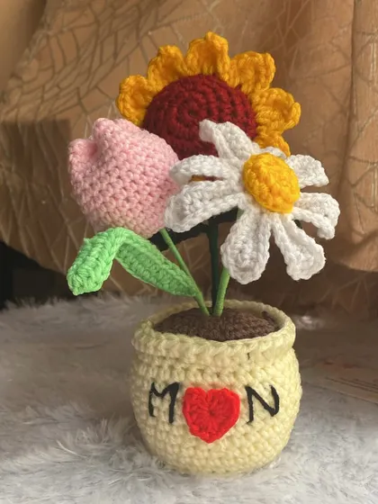 Another look at the "MOM" pot. The details, like the little red heart between the letters, are what make these custom gifts so special.