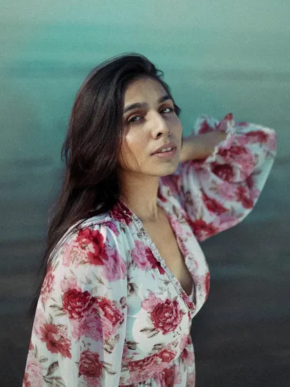 Another variation from the beach shoot, this pose highlights the flowy sleeves of the floral dress. I work with models to find poses that feel natural while also showcasing the key features of their look or outfit.