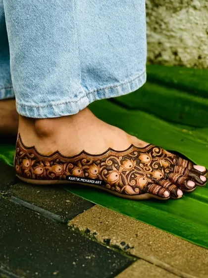 This photo shows the rich, dark stain of our floral feet mehandi. We guarantee a beautiful, long-lasting color with our 100% natural henna.
