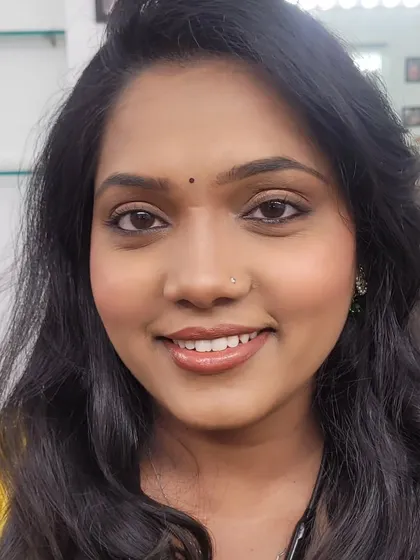 A simple and elegant straight makeup look. The focus is on clean skin and minimal eye makeup, paired with a soft lip color for a fresh and youthful appearance.