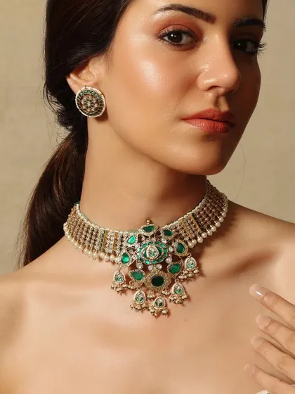 A delicate choker from the Emrosia collection, with a central floral emerald and polki pendant.