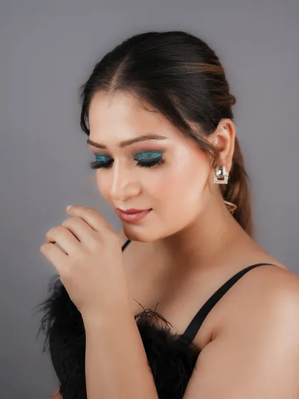 A stunning teal glitter eye look created by one of my students. They learn to use glitter and pigments to add that extra wow factor to their makeup.