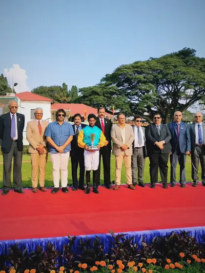 The presentation ceremony for The Rajyotsava Trophy with the winning team of Yukan.