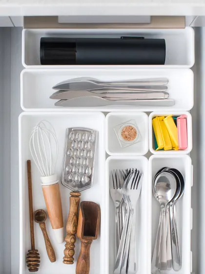 Say goodbye to messy drawers. We provide modular cutlery organizer trays that fit perfectly within our tandem drawers. These trays have compartments for all your spoons, forks, knives, and other cooking tools, keeping them neatly arranged and easy to find.