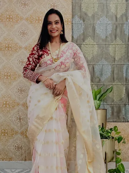 This off-white and pink tissue saree from Meesho is so delicate and pretty. It has a subtle gold sheen and is perfect for a small party or festival.