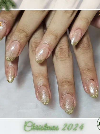 A classic holiday look. This set features a sheer, shimmery base with a simple gold glitter French tip, perfect for any Christmas or New Year's party.