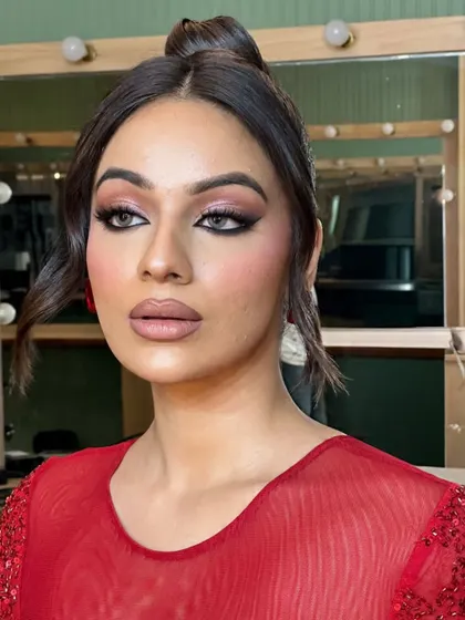 Another look at this stunning, unfiltered glam. The makeup is designed to look perfect from every angle, ensuring you are always camera-ready.