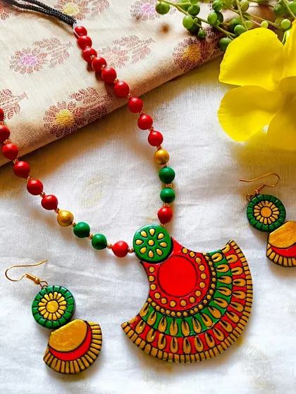 A festive red and green version of the fan-shaped pendant necklace.