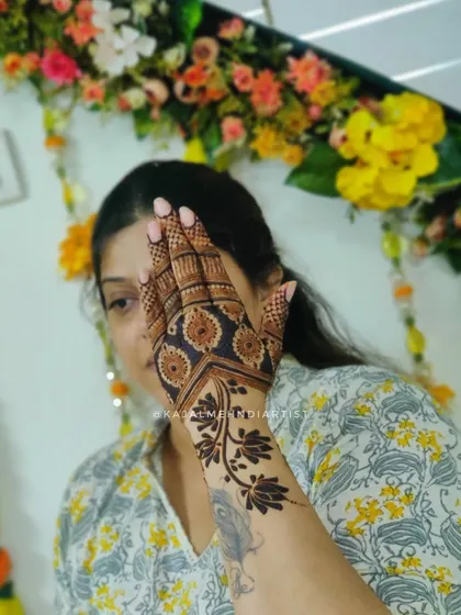A playful peek-a-boo pose with a designer backhand henna.