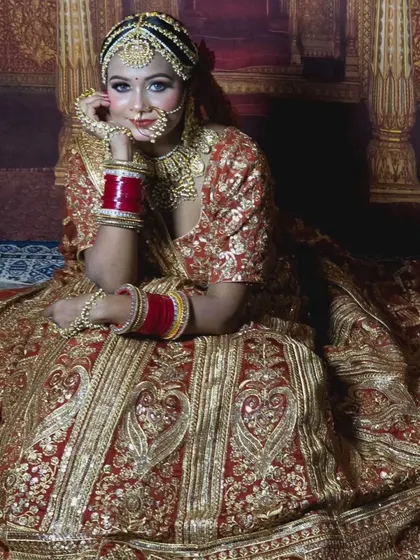 This seated pose shows how the heavy bridal jewellery, including the choker, matha patti, and haath phool, looks from a different angle, ensuring you look perfect in all your wedding photos.