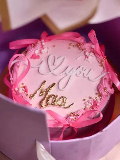 The 'I Love You Maa' bento cake, which is hidden inside our surprise flower box, is a heartfelt and personal way to celebrate your mother.