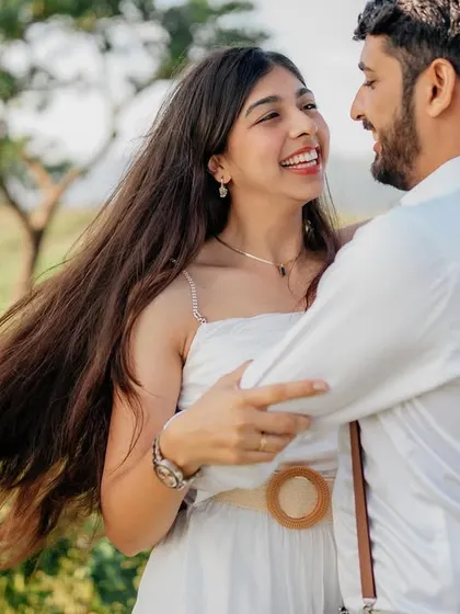 The wind in her hair, a big smile on her face. Capturing these natural, unposed moments is what makes me a heart-winning photographer.