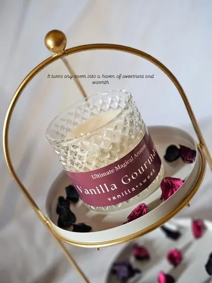 The 'Vanilla Gourmand' Crystal Jar Candle is a treat for the senses. Its warm, sweet fragrance turns any room into a haven of sweetness and warmth.