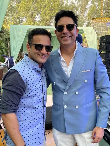 Connecting with a fellow artist at a vibrant daytime wedding. Collaborating with talented people is one of the best parts of being in the wedding industry.
