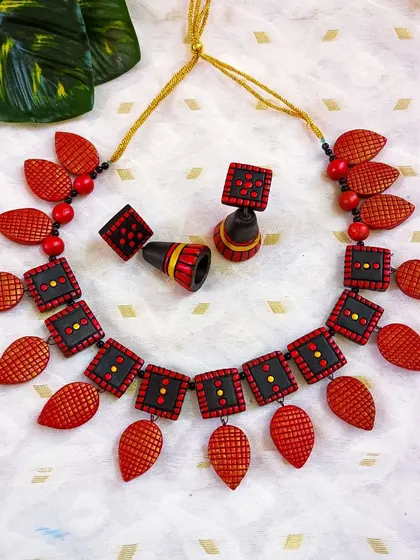 The same square and leaf design in a classic red and black combination.