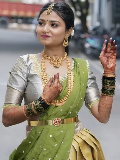 A candid shot of a bride, where the beautiful dark stain on her hands is clearly visible. A rich stain gives the bride confidence and adds to her overall radiance.