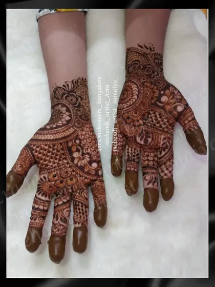 A lovely non-bridal design with a mix of traditional and modern elements.