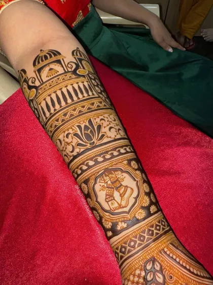 A close up of the Kathak ghungroos (anklet bells) motif. It was a delight to weave the elegance of classical dance into this bridal henna design.
