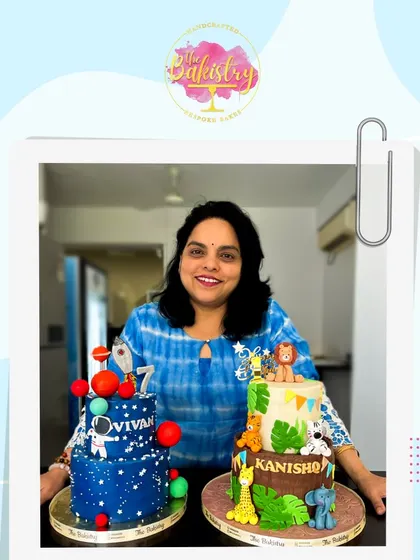 Get ready to experience a whole new world of cake magic! This is me with two of my creations, an astronaut cake and a jungle cake, ready to bring your ideas to life.