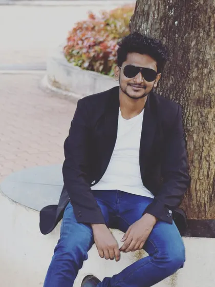 A confident and relaxed pose. This look is suitable for a variety of modern roles. Success is something you have to work for.