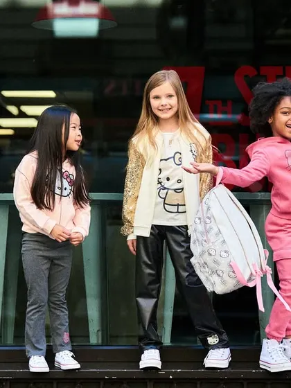 Posing the kids in front of a storefront, this shot captures a mix of personalities. The composition is balanced, and the natural light gives it a fresh, street-style feel.