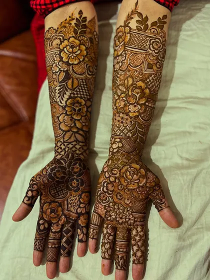 This full-coverage floral design combines different flower sizes and shading techniques to create depth and dimension, making the artwork truly pop.