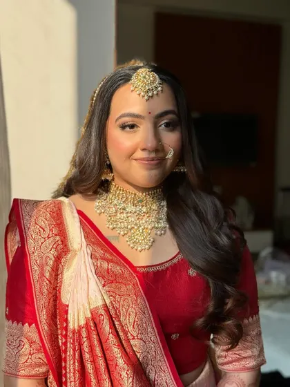 A classic open hairstyle with soft waves for a Phera ceremony. This look is for the bride who wants to feel like herself, with a simple, elegant, and timeless hairstyle.