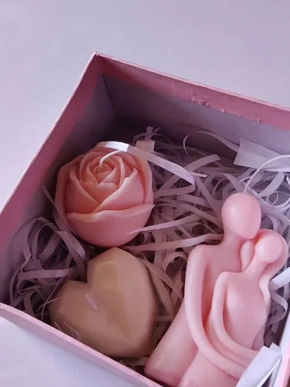 This bridesmaid hamper is all things pink and lovely, featuring a couple candle, a rose candle, and a heart candle. I can curate these gift boxes to match any theme.