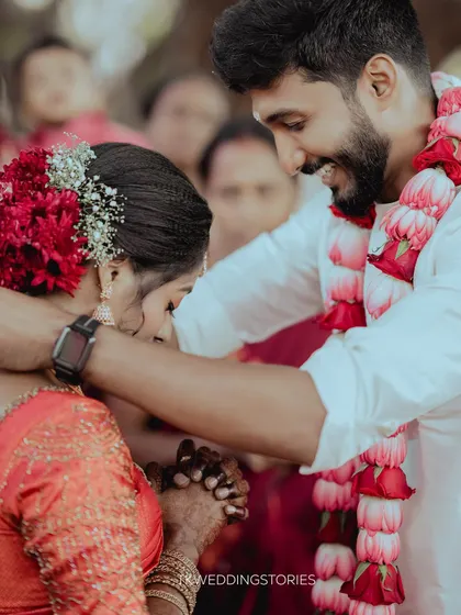 A duplicate of image 29, focusing on the significant and heartfelt moment of the thaali tying ritual.