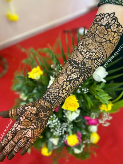 A beautiful shot of Nazreen's bridal henna, perfectly framed by a bouquet of flowers.